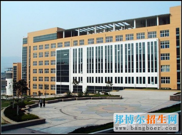 山東萬杰醫(yī)學院校園一角7647