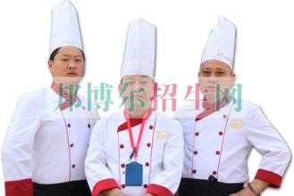 高中生讀廚師好嗎  學(xué)什么好就業(yè)，學(xué)什么有前途?現(xiàn)如今，學(xué)什么好就業(yè)，針對廣大青少年朋友來說，選擇一門好技術(shù)即是走向成功、改變命運的好機會。然而，現(xiàn)在社會上職業(yè)學(xué)校五花八門，到底該選擇學(xué)什么技術(shù)最有前途呢?那么小編告訴同學(xué)們，技能學(xué)廚師，百萬年薪不是夢!  下面就跟著小編來了解一下廚師專業(yè)吧。  廚師成就夢想  目前，社會上不斷出現(xiàn)餐飲企業(yè)以百萬年薪來聘請行政總廚的現(xiàn)象，五年前，這還能被稱作新聞，現(xiàn)如今，這已經(jīng)是一種趨勢。有餐飲企業(yè)的老板們表示給廚藝好、有市場意識的廚師發(fā)高額薪水，發(fā)的心甘情愿。 俗話說：“一技在手 勝握千金”。當(dāng)今社會，好就業(yè)，學(xué)技術(shù)才是王道;而學(xué)技術(shù)，廚師前途一直被看好。廚師是目前社會具備良好發(fā)展?jié)摿Φ男袠I(yè)之一，中國烹飪協(xié)會發(fā)布的《2011年度餐飲業(yè)發(fā)展報告》顯示，我國餐飲業(yè)已經(jīng)連續(xù)19年以兩位數(shù)的速度增長;餐飲業(yè)人員遠遠不能滿足高速發(fā)展的現(xiàn)代餐飲對人才的需求，優(yōu)秀餐飲人才的稀缺正成為制約中餐發(fā)展和提升的重要因素。  學(xué)廚師有前途嗎?  當(dāng)然有!據(jù)報告顯示，目前社會對廚師有大批量需求。學(xué)習(xí)專業(yè)的烹飪技術(shù)，走上社會，就是用人單位爭搶的技能型人才，發(fā)展前途不可限量。  學(xué)廚師，必須具有扎實的技術(shù)，有可依賴的烹飪能力才會更加有競爭實力。江西新東方烹飪學(xué)校，是一所具有24年辦學(xué)歷史的老牌專業(yè)烹飪院校，雄厚的辦學(xué)實力和鮮明的辦學(xué)特色受社會各級的廣泛好評。辦學(xué)24年來始終以“匯集天下名菜，培養(yǎng)廚師精英”為己任，共為社會培養(yǎng)高素質(zhì)烹飪?nèi)瞬艧o數(shù)名。近年來，學(xué)校辦學(xué)規(guī)模、辦學(xué)層次和辦學(xué)水平不斷提高，在專業(yè)建設(shè)、師資隊伍建設(shè)、教學(xué)、教研等方面取得了長足進步，在創(chuàng)建高水平烹飪專業(yè)院校的征途中實現(xiàn)了跨越式發(fā)展，在國內(nèi)外具有較高的知名度和美譽度。尤其是學(xué)王牌專業(yè)——金典大廚專業(yè)的畢業(yè)生，更是被各大星級酒店、賓館提前“搶購”，他們都是未來的廚師長、行政總廚，他們年薪百萬指日可待。  小結(jié)  現(xiàn)在這個社會，學(xué)門技術(shù)是不錯的。 但是選擇的時候要謹慎一些，畢竟很多行業(yè)還是不適合的， 學(xué)技術(shù)看中的是能不能找到工作，或者以后的出路咋樣，就發(fā)展來說，廚師這一行不錯，一個存在了幾千年的職業(yè)，從來沒有失業(yè)。