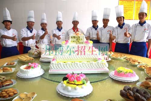 男生讀廚師怎么樣  男生讀廚師怎么樣?這個選擇聽不錯的啊。民以食為天，誰都離不開吃，特別是中國人又比較注重吃。餐館數量的增加勢必需要大量的廚師，所以廚師的就業(yè)情況相對于其他行業(yè)有一定的優(yōu)勢，就業(yè)前景更加廣闊。所以選擇學廚師專業(yè)是明智的選擇。  廚師專業(yè)所應具備氣質形象與工作能力素養(yǎng)  首先，一個敬業(yè)名廚必須具備善經營的理念。作為一個敬業(yè)廚師必須具備多方面的知識和技能，比如對于當今餐飲業(yè)的發(fā)展要有敏銳的洞察力;餐飲業(yè)的競爭規(guī)則、價值觀念、創(chuàng)新意識，該酒樓所在地的消費檔次與規(guī)模、服務水準及對當地市場動態(tài)的了解。只有這樣具備靈活多變，應對迅速的經營策略才能在激烈的餐飲競爭中招攬到大量的消費者，從而為酒樓、餐廳樹立良好的社會公眾形象，即品牌。  第二，精業(yè)務技能。一個名廚必須是精通本菜系的烹調技術能手，并且旁通國內各主要菜系的烹調方法和技能。無論是烹調、火候、刀工、食雕、冷盤、小吃、點綴，都能得心應手，而且能指揮帶動整個廚房內的各崗位廚師愛崗敬業(yè)的工作。對于菜式要不斷的推陳出新，對于廚師的培養(yǎng)和提高要起到領頭羊的作用。從而使本酒樓、餐廳的菜品獨具風味特色，吸引更多更廣的顧客。 第三，懂管理理念。作為一個愛崗敬業(yè)的名廚，不僅需要精通烹調業(yè)務技術，而且要具備現代餐飲業(yè)的管理知識。新世紀是知識經濟的時代，科學技術也影響到餐飲業(yè)的發(fā)展與更新。  小結  隨著社會的發(fā)展，人們的生活節(jié)奏變的越來越快，競爭變的越來越激烈，壓力也相應增大，在家里的時間也越來越短，在家做飯的也就越來越少，甚至沒有時間在家做飯。從而使得廚師專業(yè)越來越好就業(yè)。