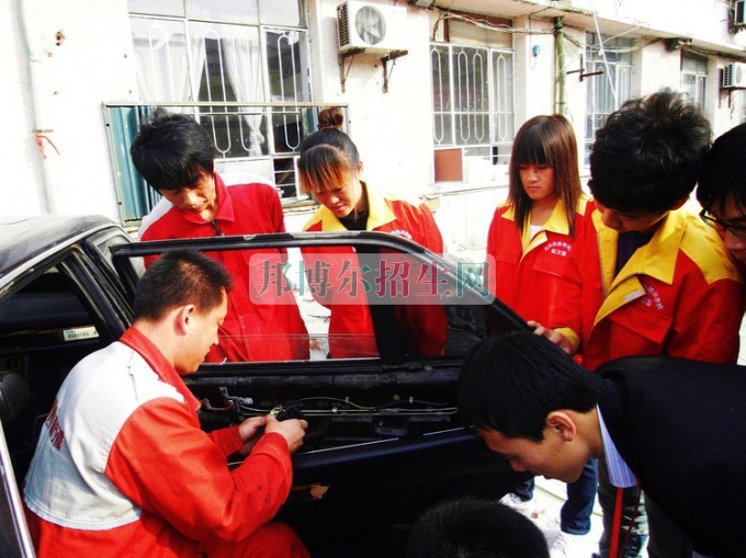 成都可以讀汽車改裝技術的大專學校