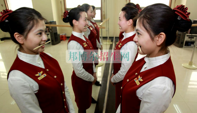 成都內(nèi)理科一?？罩谐藙?wù)大專學(xué)校