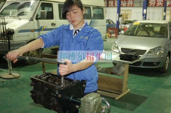 成都大專學(xué)校有汽車(chē)運(yùn)用與維修