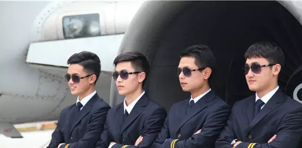 十名就業(yè)到春秋航空的成都航空旅游職業(yè)學(xué)校學(xué)子回母校進行新乘培訓(xùn)