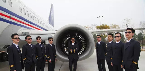 十名就業(yè)到春秋航空的成都航空旅游職業(yè)學(xué)校學(xué)子回母校進行新乘培訓(xùn)