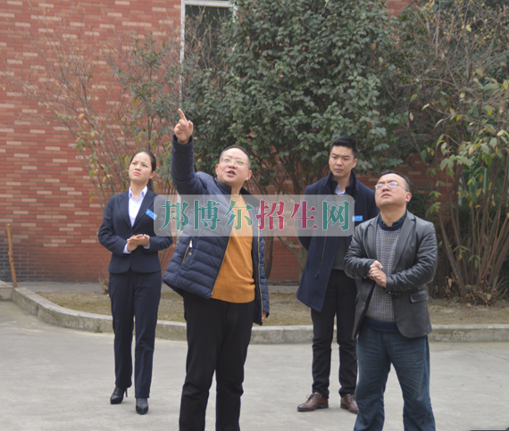 成都航空職業(yè)技術(shù)學院的專家領(lǐng)導蒞臨成都翔飛航空職業(yè)技術(shù)學校指導工作