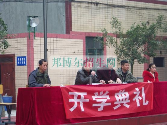 四川省工業(yè)設(shè)備安裝技工學(xué)校舉行2016——2017學(xué)年第二學(xué)期 開學(xué)典禮