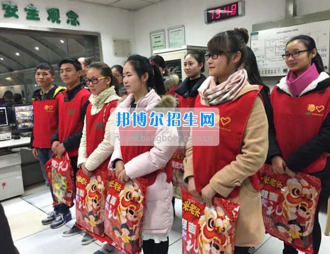 重慶公共運輸職業(yè)學院領(lǐng)導帶隊慰問軌道志愿者