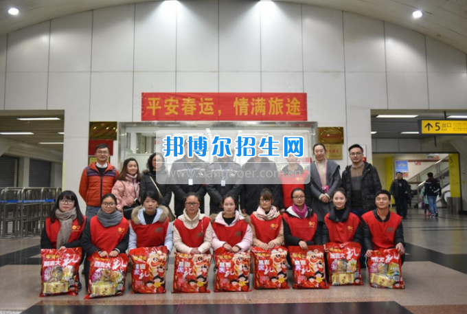 重慶公共運輸職業(yè)學院領(lǐng)導帶隊慰問軌道志愿者