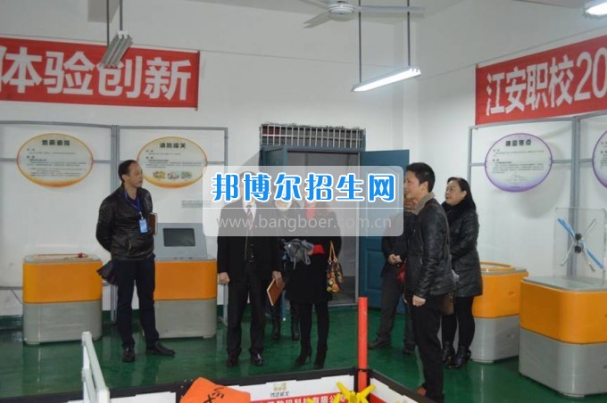 縣科協(xié)領(lǐng)導(dǎo)到四川省江安縣職業(yè)技術(shù)學(xué)?？赐麢C器人大賽師生