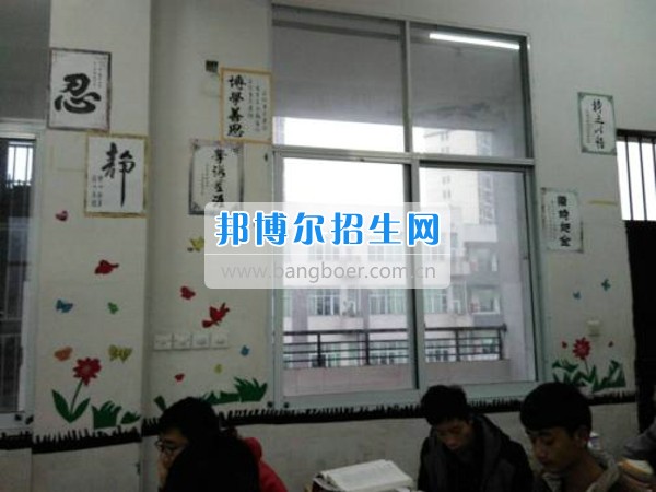 四川省宜賓市南溪區(qū)職業(yè)高級中學校數控專業(yè)部開展教室美化活動