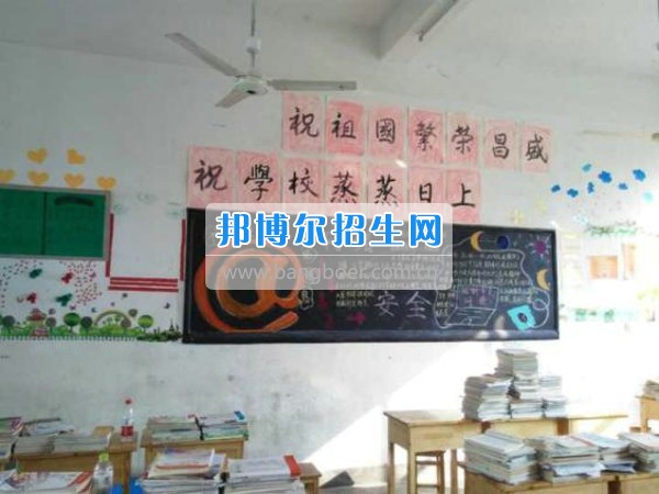 四川省宜賓市南溪區(qū)職業(yè)高級中學校數控專業(yè)部開展教室美化活動