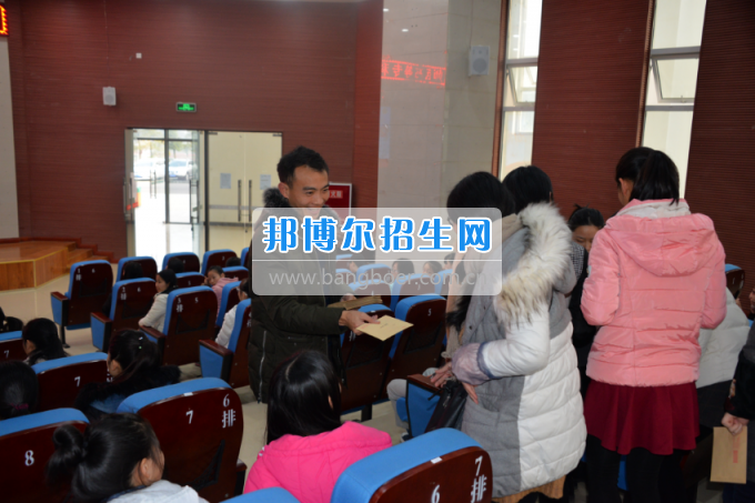 川南幼兒師范高等?？茖W(xué)校開展為困難學(xué)生送溫暖活動(dòng)