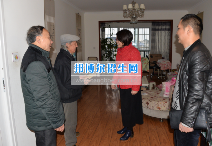 川南幼兒師范高等?？茖W校領導帶隊慰問生活困難教職工、老黨員和老干部