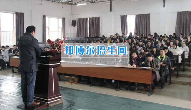 眉山科學(xué)技術(shù)學(xué)校召開領(lǐng)導(dǎo)干部民主測評(píng)大會(huì)