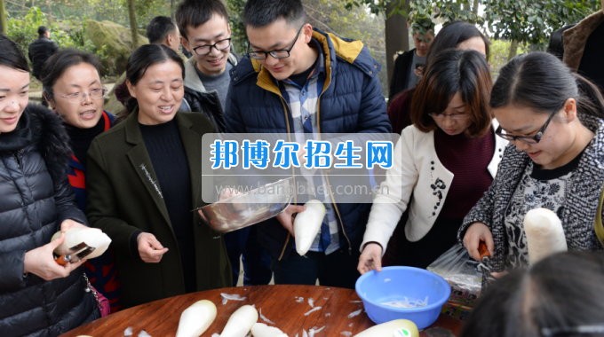 川南幼兒師范高等?？茖W(xué)校舉行慶祝國際勞動(dòng)?jì)D女節(jié)活動(dòng)