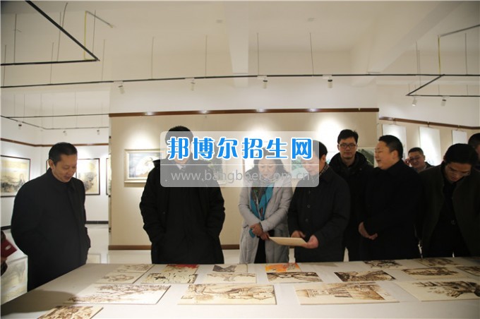 四川音樂(lè)學(xué)院黨委書(shū)記、院長(zhǎng)林戈?duì)柦淌谝恍械酱ū庇變簬煼陡叩葘？茖W(xué)?？疾? width=