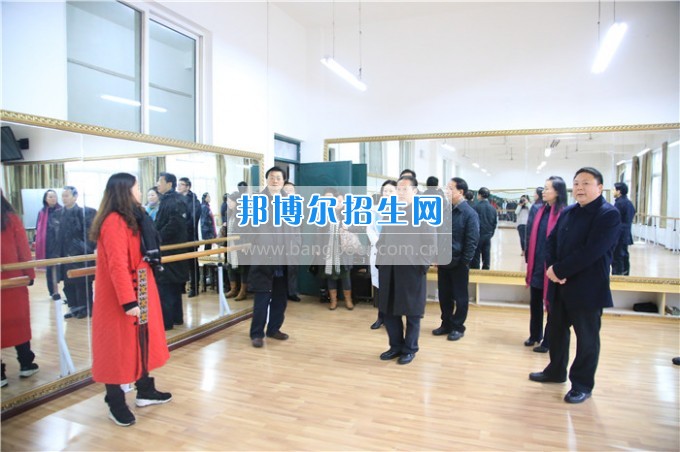 四川音樂(lè)學(xué)院黨委書(shū)記、院長(zhǎng)林戈?duì)柦淌谝恍械酱ū庇變簬煼陡叩葘？茖W(xué)?？疾? width=