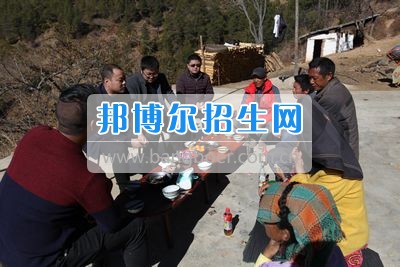 四川省什邡市職業(yè)中專(zhuān)學(xué)校組織教師到藏區(qū)家訪