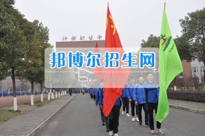 四川省什邡市職業(yè)中專學(xué)校拉練路上，我們擼起袖子邁步向前