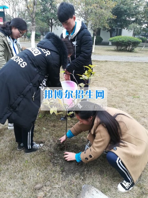 四川省新津縣職業(yè)高級(jí)中學(xué)開展植樹節(jié)活動(dòng)