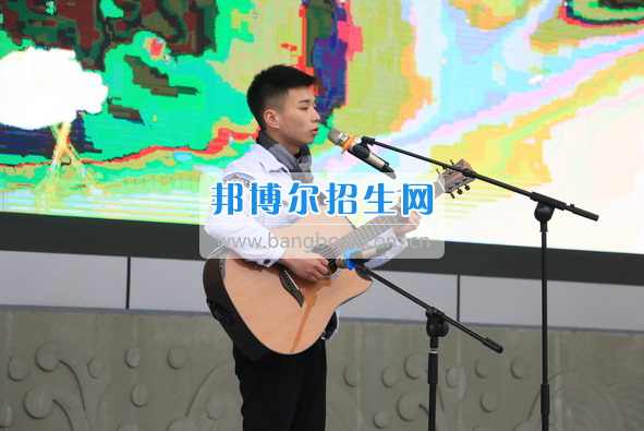 成都市洞子口職業(yè)高級(jí)中學(xué)舉行“成都，因我更美麗”主題開學(xué)典禮