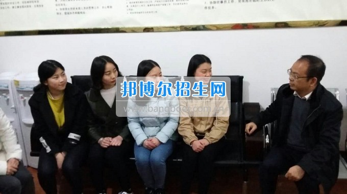 南充師范學(xué)校蔡禮儒校長赴高坪、嘉陵參加實習(xí)就業(yè)基地掛牌并看望實習(xí)生