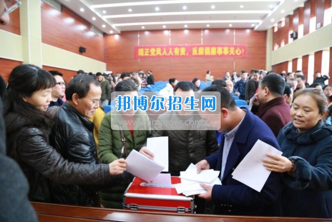 重慶市工貿(mào)高級(jí)技工學(xué)校召開中層干部述職述廉大會(huì)
