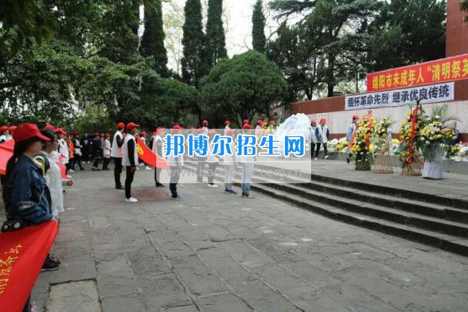 四川汽車職業(yè)技術(shù)學(xué)院開展祭掃緬懷革命先烈活動(dòng)