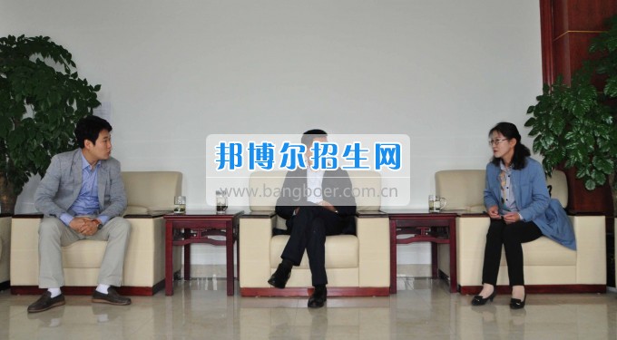 韓國國立江原大學國際交流處 金炯男課長一行來訪四川汽車職業(yè)技術學院  017年4月26日上午，韓國國立江原大學國際交流處金炯男課長、協(xié)力官尹海玉老師一行來訪我校。學院董事長、院長鄧斌在學院會議室親切會見了金炯男課長一行。   鄧斌院長對他們的到來表示熱烈的歡迎。他講到，兩校之間的友誼年輕而充滿活力，有良好的合作基礎。希望今后兩校進一步加強學生、教師間的互訪與交流，圍繞共同感興趣的課題召開學術會議，共促學術研究與交流，共同培養(yǎng)高水平人才。   金炯男科長對學校熱情周到的接待表示感謝!他談到，四川汽車職業(yè)技術學院到江源大學就讀的同學成績優(yōu)異、表現(xiàn)突出，并希望通過這次會見，進一步增進兩校友誼、加強合作，為學生的成長發(fā)展提供更好的平臺。學院國際交流部部長徐小龍、院辦主任李國玲陪同會見。   當日下午，在學院學術報告廳舉行了韓國國立江原大學留學推介說明會，500余師生參加。
