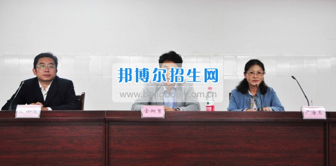 韓國國立江原大學國際交流處 金炯男課長一行來訪四川汽車職業(yè)技術學院  017年4月26日上午，韓國國立江原大學國際交流處金炯男課長、協(xié)力官尹海玉老師一行來訪我校。學院董事長、院長鄧斌在學院會議室親切會見了金炯男課長一行。   鄧斌院長對他們的到來表示熱烈的歡迎。他講到，兩校之間的友誼年輕而充滿活力，有良好的合作基礎。希望今后兩校進一步加強學生、教師間的互訪與交流，圍繞共同感興趣的課題召開學術會議，共促學術研究與交流，共同培養(yǎng)高水平人才。   金炯男科長對學校熱情周到的接待表示感謝!他談到，四川汽車職業(yè)技術學院到江源大學就讀的同學成績優(yōu)異、表現(xiàn)突出，并希望通過這次會見，進一步增進兩校友誼、加強合作，為學生的成長發(fā)展提供更好的平臺。學院國際交流部部長徐小龍、院辦主任李國玲陪同會見。   當日下午，在學院學術報告廳舉行了韓國國立江原大學留學推介說明會，500余師生參加。