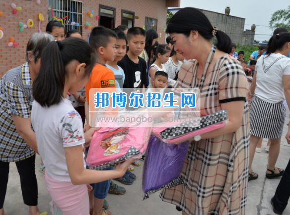 川南幼兒師范高等?？茖W(xué)校在前進(jìn)村留守兒童之家舉行慶“六一“活動