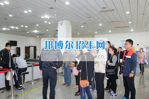 四川省商業(yè)服務(wù)學(xué)校財(cái)務(wù)科到西南交大犀浦校區(qū)參觀學(xué)習(xí)