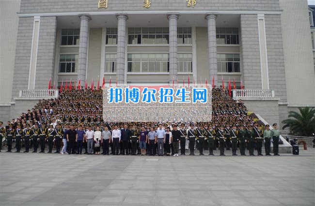 四川管理職業(yè)學(xué)院國旗隊(duì)參加四川省高校國旗護(hù)衛(wèi)隊(duì)會(huì)操交流活動(dòng)  為慶祝中國人民解放軍建軍90周年，推進(jìn)西南地區(qū)高校國旗文化的發(fā)展，持續(xù)發(fā)揮升旗儀式的教育引導(dǎo)作用，深化愛國主義教育，5月20日，我院國旗隊(duì)?wèi)?yīng)邀參加了由四川大學(xué)錦城學(xué)院發(fā)起的會(huì)操交流活動(dòng)。  全省28所高校的國旗護(hù)衛(wèi)隊(duì)，近千名國旗手齊聚一堂。在莊嚴(yán)的升旗儀式后，活動(dòng)進(jìn)入會(huì)操展示環(huán)節(jié)。我院國旗隊(duì)邁著整齊劃一的步伐走過主席臺(tái)，展示出了優(yōu)秀的訓(xùn)練水平和昂揚(yáng)的精神風(fēng)貌。當(dāng)天下午，在四川大學(xué)錦城學(xué)院大禮堂舉行了“以我火紅青春、譜寫國旗禮贊”大學(xué)生升旗手文藝匯演。我院代表隊(duì)以優(yōu)雅的舞姿展現(xiàn)了大學(xué)生青春的風(fēng)采。表達(dá)了對(duì)祖國與學(xué)院的炙熱情感和嚴(yán)于律己的學(xué)習(xí)態(tài)度。  此次會(huì)操交流活動(dòng)，加強(qiáng)了省內(nèi)各高校國旗護(hù)衛(wèi)隊(duì)間的聯(lián)系，弘揚(yáng)了愛國、愛旗、護(hù)旗的精神，獲得了寶貴的經(jīng)驗(yàn)，明確了努力的方向。我院國旗隊(duì)的隊(duì)員們紛紛表示：要肩負(fù)起捍衛(wèi)國旗尊嚴(yán)、宣傳國旗文化的神圣使命!