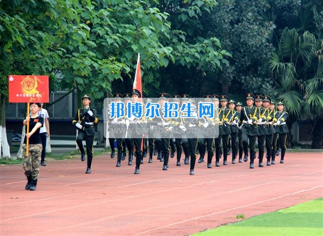 四川管理職業(yè)學(xué)院國旗隊(duì)參加四川省高校國旗護(hù)衛(wèi)隊(duì)會(huì)操交流活動(dòng)  為慶祝中國人民解放軍建軍90周年，推進(jìn)西南地區(qū)高校國旗文化的發(fā)展，持續(xù)發(fā)揮升旗儀式的教育引導(dǎo)作用，深化愛國主義教育，5月20日，我院國旗隊(duì)?wèi)?yīng)邀參加了由四川大學(xué)錦城學(xué)院發(fā)起的會(huì)操交流活動(dòng)。  全省28所高校的國旗護(hù)衛(wèi)隊(duì)，近千名國旗手齊聚一堂。在莊嚴(yán)的升旗儀式后，活動(dòng)進(jìn)入會(huì)操展示環(huán)節(jié)。我院國旗隊(duì)邁著整齊劃一的步伐走過主席臺(tái)，展示出了優(yōu)秀的訓(xùn)練水平和昂揚(yáng)的精神風(fēng)貌。當(dāng)天下午，在四川大學(xué)錦城學(xué)院大禮堂舉行了“以我火紅青春、譜寫國旗禮贊”大學(xué)生升旗手文藝匯演。我院代表隊(duì)以優(yōu)雅的舞姿展現(xiàn)了大學(xué)生青春的風(fēng)采。表達(dá)了對(duì)祖國與學(xué)院的炙熱情感和嚴(yán)于律己的學(xué)習(xí)態(tài)度。  此次會(huì)操交流活動(dòng)，加強(qiáng)了省內(nèi)各高校國旗護(hù)衛(wèi)隊(duì)間的聯(lián)系，弘揚(yáng)了愛國、愛旗、護(hù)旗的精神，獲得了寶貴的經(jīng)驗(yàn)，明確了努力的方向。我院國旗隊(duì)的隊(duì)員們紛紛表示：要肩負(fù)起捍衛(wèi)國旗尊嚴(yán)、宣傳國旗文化的神圣使命!