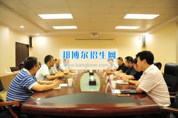 成都醫(yī)學(xué)院副院長(zhǎng)周京國(guó)一行來川北醫(yī)學(xué)院調(diào)研座談