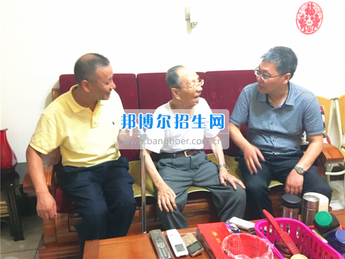 成都中醫(yī)藥大學(xué)領(lǐng)導(dǎo)走訪慰問老黨員、困難黨員和群眾代表