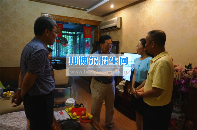 成都中醫(yī)藥大學(xué)領(lǐng)導(dǎo)走訪慰問老黨員、困難黨員和群眾代表