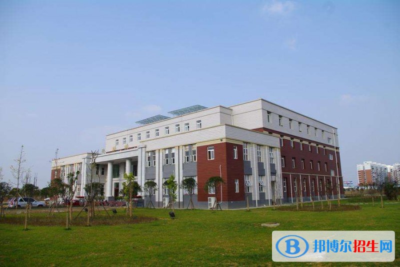 成都工業(yè)職業(yè)技術(shù)學(xué)校2018年報(bào)名條件、招生對(duì)象
