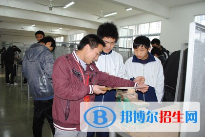 大竹縣中峰職業(yè)技術(shù)學(xué)校2018年報(bào)名條件、招生對(duì)象