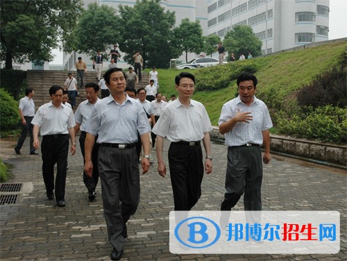 鎮(zhèn)江機(jī)電高等職業(yè)技術(shù)學(xué)校2019年報(bào)名條件、招生對(duì)象