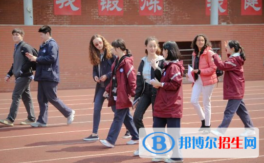 西部地區(qū)最強(qiáng)國際高中第一校、中國國際學(xué)校TOP35、成都七中國際部連續(xù)上榜!