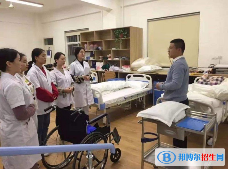 重慶2022年護(hù)理學(xué)校中專升大?？际裁? width=