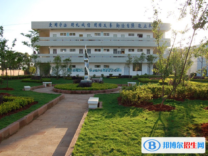 云南省曲靖應(yīng)用技術(shù)2021年學校學費
