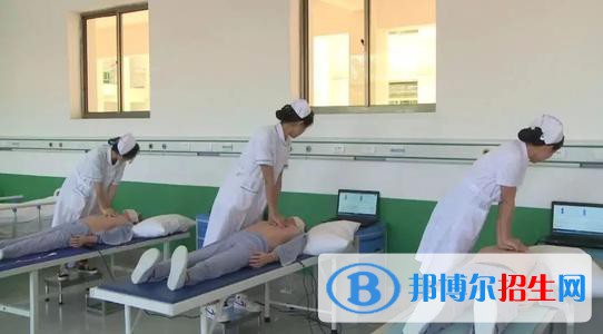 威海衛(wèi)生學校地址在哪里?學校的地址對于學生來說也是很有用的，這樣也方便學生去往學校進行報名或者了解更多的學校情況。很多家長更愿意直接到學校去了解，因為這樣家長也能了解的更清楚，還能看到學校的整體環(huán)境和學校的校風校紀，下面小編就為同學們介紹一下威海衛(wèi)生學校的地理位置，希望對學生有所幫助。  威海衛(wèi)生學校地址 威海衛(wèi)生學校地址：米山東路西1號  威海衛(wèi)生學校乘車路線 火車站的話打車20塊錢應該夠了，要是剛下火車，有好多出租車接的，拼個車到市里也就十塊錢。要是汽車站，除了車站，對面是義烏小商品，有1、2、3路公交車都能到衛(wèi)生學校，1.5元，十分鐘就到了。  威海衛(wèi)生學校教學力量 1、碩士研究生169人， “雙師素質”教師達74%;，副教授127人，博士研究生20人，有教授29人，學校有專、兼職教師606人。  2、學術和技術帶頭人1名，學術和技術帶頭人后備人選2人，有突出貢獻專家1人，突出貢獻的技師1人，學術和技術帶頭人后備人選15人，學術和技術帶頭人7人，享受國務院政府特殊津貼專家1人。  3、博士研究生8人，占2.4%，“雙師”素質教師180人，占53.4%。在讀博士研究生34人  4、學院共有黨員404名，其中在職黨員266名、離退休黨員107名、學生黨員31名。另有外聘教師和教輔人員67名  家長在有了學校的地理位置，就可以直接帶著學生到學校這邊來實地參觀，而且這樣也是最安全是的，家長就不用擔心會被騙了，比驚險的片子太多，家長也是防不勝防，畢竟這個是直接關系到同學們的將來的哦。