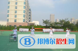 學(xué)校：廣州電子商務(wù)技工學(xué)校 咨詢老師：陳老師 姓名：譚星照 學(xué)歷：中職一年級 專業(yè)：電子商務(wù) 年齡：16歲 聯(lián)系方式：13326702587 到校時間：1月21日上午 到校人數(shù)：2人 具體情況：學(xué)生媽媽帶孩子來參觀學(xué)校，家住順德北窯，在讀中職不喜歡現(xiàn)在的學(xué)的專業(yè)，學(xué)生媽媽有問到畢業(yè)有沒有中專畢業(yè)證，還咨詢了學(xué)費(fèi)減免政策以及是不是按年收費(fèi)，周三孩子放假了就約了周四看校，有告訴家長帶身份證和準(zhǔn)備1000元錢預(yù)報名費(fèi)！9點(diǎn)20左右正在吃早飯，飯后就帶孩子出發(fā)過來看校