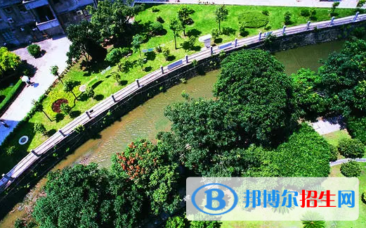 貴州什么是中專?中專是中等專業(yè)學(xué)校，跟高中是一個(gè)層次，只是高中是學(xué)文化課，中專是學(xué)技術(shù)的。如果初中畢業(yè)，同學(xué)們的成績(jī)不是很好，沒有考上高中，他們可能對(duì)于文化課就感到比較枯燥。那么中專學(xué)校能學(xué)的專業(yè)基本上是技能知識(shí)加上理論知識(shí)，所以說選擇感興趣的專業(yè)呢是不會(huì)感到枯燥的，反而自己是有興趣學(xué)下去的。  中專介紹 中等專業(yè)學(xué)校，簡(jiǎn)稱中專，其招生列入國家統(tǒng)招計(jì)劃，畢業(yè)由省人事廳大中專畢業(yè)生就業(yè)指導(dǎo)辦公室開具的就業(yè)報(bào)到證(以前稱派遣證)，有整套人事干部檔案手續(xù)，每年為社會(huì)提供大量中等專門人才和中等管理人才。  學(xué)生在校主要學(xué)習(xí)中等專業(yè)知識(shí)，同時(shí)也進(jìn)行文化課的學(xué)習(xí)。通常是在九年制義務(wù)教育結(jié)束后進(jìn)行，與對(duì)應(yīng)專業(yè)的高等學(xué)校本?？茖I(yè)知識(shí)是承接、遞進(jìn)關(guān)系。中專分為普通中專和職業(yè)中專、成人中專(含職工中專)，普通中專既不同于、也不包含職業(yè)高中、職業(yè)中專和技工學(xué)校等，在上個(gè)世紀(jì)與中職是完全不同的學(xué)校。  中等專業(yè)學(xué)校按照領(lǐng)導(dǎo)關(guān)系，分為國務(wù)院部屬學(xué)校和地方學(xué)校。國務(wù)院部委所屬中等專業(yè)學(xué)校，由有關(guān)部委直接領(lǐng)導(dǎo);或由有關(guān)部委和省、市、自治區(qū)雙重領(lǐng)導(dǎo)，以部委為主;或由部委與直屬一級(jí)企業(yè)、事業(yè)單位分工管理。省、市、自治區(qū)所屬中等專業(yè)學(xué)校，由省、市、自治區(qū)領(lǐng)導(dǎo)，有關(guān)業(yè)務(wù)部門主管;面向地(市)的中等專業(yè)學(xué)校，實(shí)行省和地(市)兩級(jí)業(yè)務(wù)主管部門分工管理。中等專業(yè)學(xué)校一般應(yīng)為縣處級(jí)單位，有條件的重點(diǎn)學(xué)校為地廳級(jí)。  長順中等職業(yè)技術(shù)學(xué)校介紹 長順縣中等職業(yè)技術(shù)學(xué)校創(chuàng)辦于1986年，由貴州省黔南州教育局驗(yàn)發(fā)畢業(yè)證書，享受普通中專畢業(yè)生同等待遇的全日制公辦中等職業(yè)學(xué)校，學(xué)校占地200多畝，建筑面積74000余平方米，可容納在校學(xué)生5000余人，目前在校學(xué)生近2000人。是全省“百校大戰(zhàn)”項(xiàng)目學(xué)校之一。  學(xué)?，F(xiàn)有校長1人，副校長4人。班子成員精干賢能，學(xué)科結(jié)構(gòu)合理，平均年齡41歲。有教職工89人，其中專任教師76人，專任教師中具有高級(jí)職稱1人，中級(jí)職稱6人，初級(jí)職稱1人，未評(píng)職稱68人。  專任教師學(xué)歷合格率達(dá)100%，其中本科學(xué)歷61人，專科學(xué)歷15人。專業(yè)課教師43人，占專任教師數(shù)56.6%。其中“雙師型”教師23人，占專業(yè)教師的53.5%。外聘教師11人，占專任教師總數(shù)的14.5%。  初中畢業(yè)之后是可以直接報(bào)讀中專學(xué)校來學(xué)習(xí)，學(xué)習(xí)三年畢業(yè)之后就是中專文憑，同學(xué)們也可以拿這個(gè)文憑去社會(huì)上直接工作，但是這個(gè)中專文憑在社會(huì)上含金量是比較低的，如果同學(xué)們想要去一些好的單位可能就比較困難。建議同學(xué)們?cè)谶x擇學(xué)校的時(shí)候可以選擇升大專的學(xué)年制，以后是有機(jī)會(huì)升入到大專學(xué)校里面學(xué)習(xí)，在工作上面也會(huì)有更多選擇性。