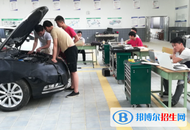 隨著我國(guó)汽車業(yè)的騰飛，直接帶動(dòng)了汽車維修業(yè)的繁榮。汽車維修業(yè)已成為一個(gè)迅速崛起的龐大產(chǎn)業(yè)，市場(chǎng)的迅速發(fā)展，為汽車檢測(cè)與維修專業(yè)的學(xué)生提供了廣闊的就業(yè)空間。因?yàn)殡m然從業(yè)者眾多而接受過(guò)系統(tǒng)培訓(xùn)的人員還不到百分之十，特別是經(jīng)過(guò)專業(yè)化培訓(xùn)的優(yōu)秀汽車檢測(cè)與維修技術(shù)人員，更是緊俏。我們來(lái)了解一下。  汽車檢測(cè)與維修技術(shù)專業(yè)專業(yè)要求 該專業(yè)要求畢業(yè)生掌握力學(xué)、機(jī)械工程、金屬工藝學(xué)等基本理論和基本知識(shí);  掌握汽車及發(fā)動(dòng)機(jī)構(gòu)造及原理，具有對(duì)各部件、總成進(jìn)行性能測(cè)試和分析的基本知識(shí)和基本技能;  具有制訂汽車制造及維修工藝及操作的基本能力;  具有對(duì)汽車常見故障的判斷和檢測(cè)的初步能力;  具備企業(yè)技術(shù)經(jīng)濟(jì)分析和生產(chǎn)經(jīng)營(yíng)管理的初步能力。  汽車檢測(cè)與維修技術(shù)專業(yè)就業(yè)方向 汽車制造廠、汽車改裝廠及汽車維修企業(yè)從事汽車檢測(cè)、維修、營(yíng)銷，從事汽車檢測(cè)、維修、營(yíng)銷等技術(shù)和管理工作。 可獲得的技能證書：國(guó)家勞動(dòng)社會(huì)保障部汽車維修中級(jí)工證書、數(shù)控工藝員中級(jí)證書;汽車電工中級(jí)工證書;汽車駕駛證書(C照)。  現(xiàn)在的車越來(lái)越多，而且每年的汽車銷售量都在增加，同時(shí)也帶動(dòng)了汽車后市場(chǎng)的發(fā)展，如今在汽修方面社會(huì)上很缺這樣的人才的，所以學(xué)會(huì)了汽修技術(shù)，將來(lái)也就不用愁就業(yè)了，絕對(duì)不會(huì)失業(yè)，而且有了一定的工作經(jīng)驗(yàn)之后，薪資都會(huì)很高的，所以說(shuō)汽修專業(yè)學(xué)成以后發(fā)展空間還是很大的。