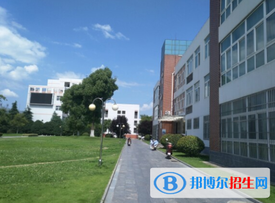 云南省財貿(mào)學(xué)校2022年學(xué)費、收費多少