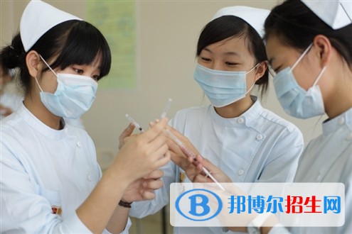 蘭州男生讀衛(wèi)校好不好？首先小編想告訴大家的是，男生的衛(wèi)校是非常好的，因為一般衛(wèi)校都是女生居多，近幾年男生都是逐年遞增的趨勢，大家慢慢意識到，男生讀衛(wèi)校是非常不錯的，因為醫(yī)院缺少男性的醫(yī)護(hù)人員，所以會大量錄用男生，男生在就業(yè)方面都是占很大優(yōu)勢的，并且在以后的發(fā)展會更好。下面小編給大家介紹一下男生就讀衛(wèi)校的優(yōu)勢。  男生讀衛(wèi)校好嗎? 男生就讀衛(wèi)校是十分有前途的，就讀衛(wèi)校畢業(yè)找到對口工作之后極其穩(wěn)定。醫(yī)學(xué)類專業(yè)，要的就是過硬的技術(shù)和醫(yī)學(xué)基礎(chǔ)知識，一旦你走上工作崗位，就基本上不會有失業(yè)的可能。往后走，同學(xué)們由于能力的提升，工資待遇也會有所提升。  目前，男護(hù)士處于高就業(yè)率背后是低報考率。隨著醫(yī)院越來越青睞男護(hù)士，這些年來，畢業(yè)季的到來，各大醫(yī)院急缺的男護(hù)理仍處于空白、長期以來護(hù)理這項工作一直以女性為主導(dǎo)。但隨著人性化護(hù)理理念的提出，  隨著人們對健康需求的日益增加。以單一性別為特色的護(hù)理隊伍也在發(fā)生改變，“女兒國”里漸漸出現(xiàn)了男士的身影，他們同樣擔(dān)當(dāng)著“白衣天使”的神圣職責(zé)，他們就是萬綠叢中一點紅的“男丁格爾”—男護(hù)士。  推薦專業(yè)——護(hù)理 主要課程  人體結(jié)構(gòu)與功能、病原微生物與免疫、藥理、病理、健康評估、基礎(chǔ)護(hù)理技術(shù)、內(nèi)科護(hù)理、外科護(hù)理、兒科護(hù)理、婦產(chǎn)科護(hù)理、五官科護(hù)理、急危重癥護(hù)理、中醫(yī)護(hù)理等。  培養(yǎng)目標(biāo)  培養(yǎng)適應(yīng)我國醫(yī)藥衛(wèi)生事業(yè)現(xiàn)代化發(fā)展需要，具備本專業(yè)必備的基礎(chǔ)理論和專門知識、較強(qiáng)的護(hù)理操作技能和工作能力，能夠在各級各類醫(yī)療衛(wèi)生保健機(jī)構(gòu)從從事臨床護(hù)理、衛(wèi)生保健等工作的緊缺型的技術(shù)技能型人才。  就業(yè)方向  在國內(nèi)外各級各類醫(yī)療衛(wèi)生機(jī)構(gòu)和衛(wèi)生保健機(jī)構(gòu)，從事臨床護(hù)理、社區(qū)護(hù)理、中醫(yī)護(hù)理、口腔護(hù)理、老年護(hù)理、護(hù)理管理、護(hù)理教育、預(yù)防保健及康復(fù)等工作。  男生讀衛(wèi)校是可以選擇讀護(hù)理專業(yè)的，護(hù)理專業(yè)相比其他專業(yè)來說，畢業(yè)出來是非常好就業(yè)的，男護(hù)士，目前在中國是個很吃香的職業(yè)，如果選擇了讀護(hù)理專業(yè)，以后畢業(yè)出來的就業(yè)前景是非常有前景的，而且由于男生的體力比女生好，醫(yī)院里的很多事都離不開男護(hù)。比如說在醫(yī)院里面有很多病人都是要求男護(hù)士照顧的，所以對于同學(xué)們來說選擇護(hù)理專業(yè)是一個非常不錯的決定。