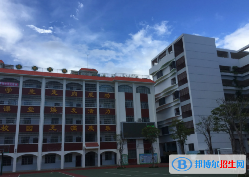 三亞市第四中學(xué)地址在哪里，哪個(gè)地區(qū)，哪個(gè)城市
